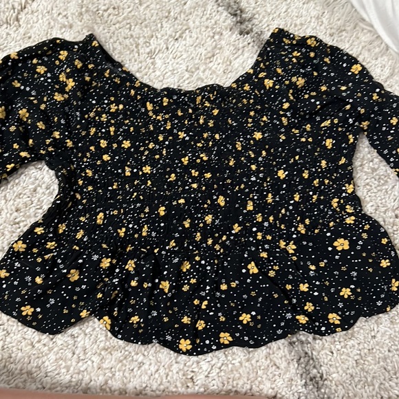 BLACK AND YELLOW FLORAL PRINT BABY DOLL CROP PUFFY SLEEVE TOP - Picture 4 of 4